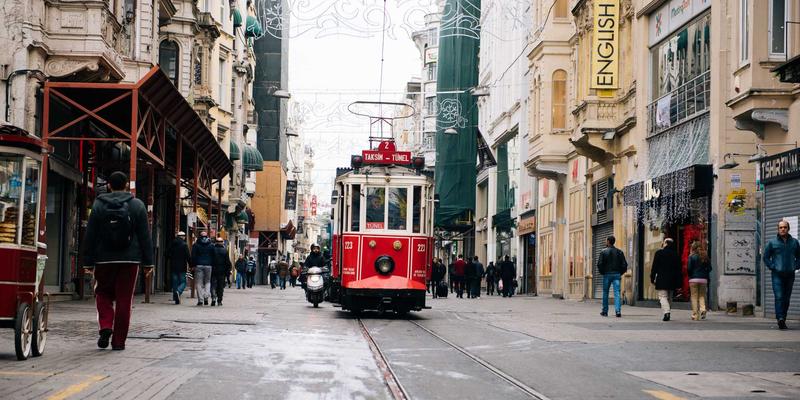 汽车服务与旅行攻略：自驾游必备的车辆维护与安全指南