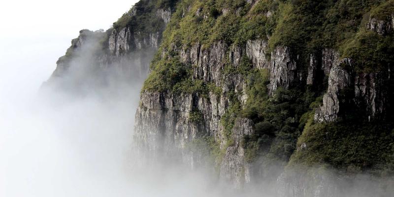 自驾中国必备：汽车电瓶亏电应急处理与预防全攻略